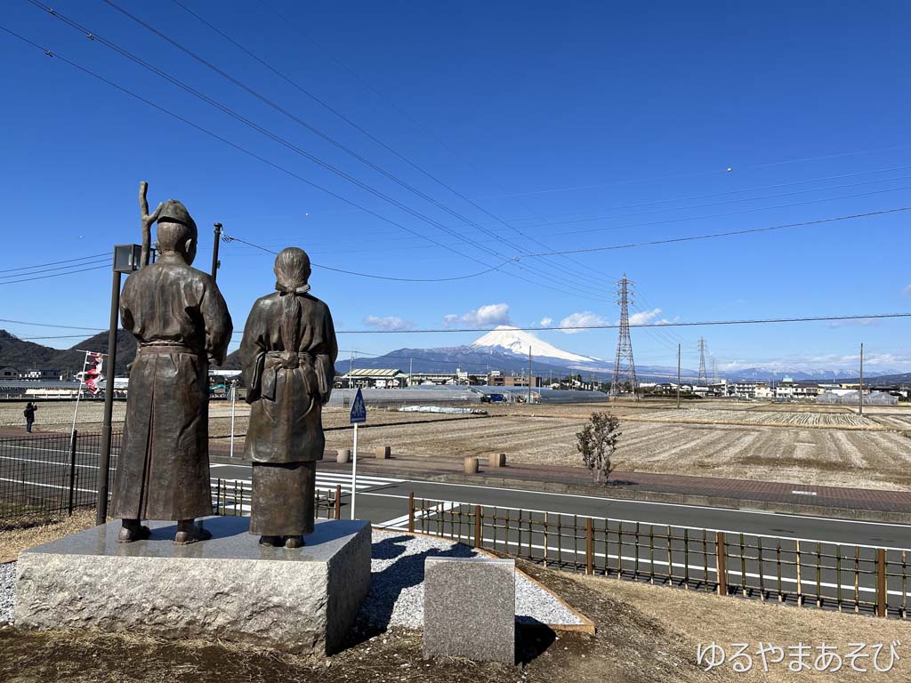 頼朝と政子が富士山を見つめる「蛭ヶ島の夫婦（ふたり）」の像