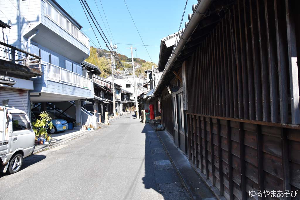 古い街道（旧東海道）の面影が残る家並み