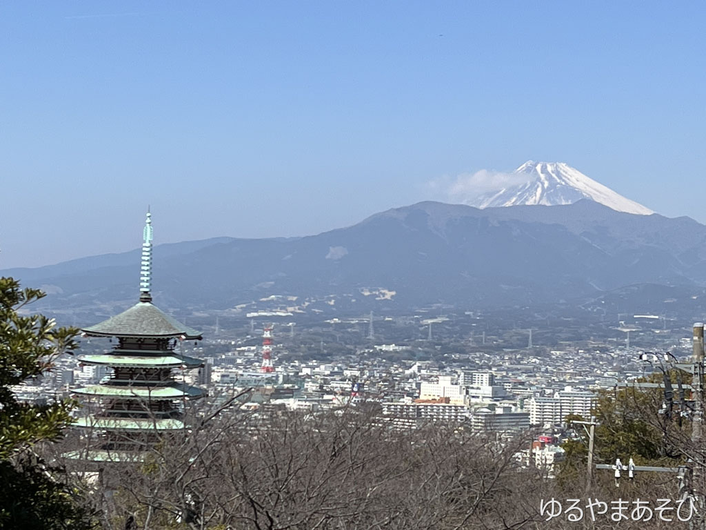 香陵台の慰霊平和塔（五重塔）と富士山