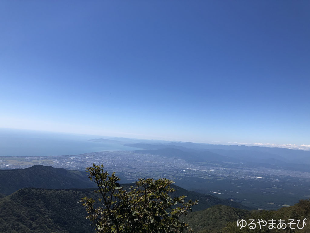 越前岳山頂からの駿河湾と富士の市街地