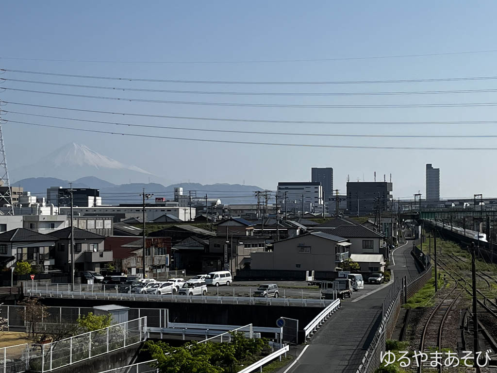 東海道本線・新幹線に架かる陸橋からは富士山が見えます（右手に東海道新幹線）
