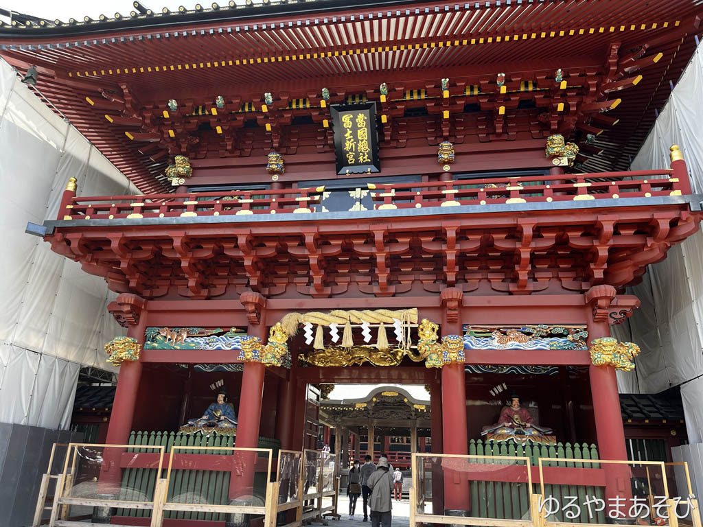 静岡浅間神社の楼門（両脇はまだ改修工事中）