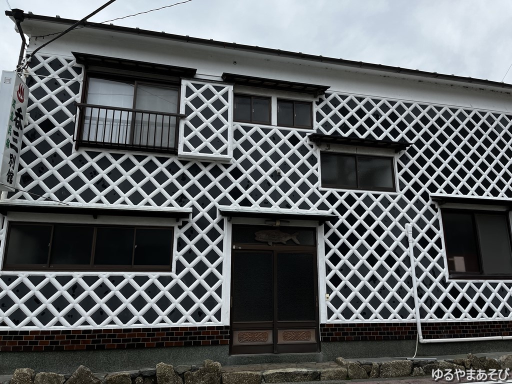 下田市街のなまこ壁の家