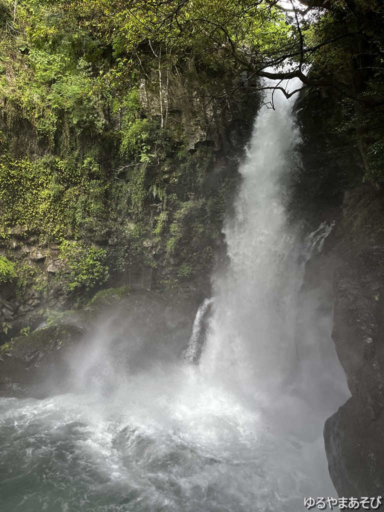 圧倒的な水量の釜滝