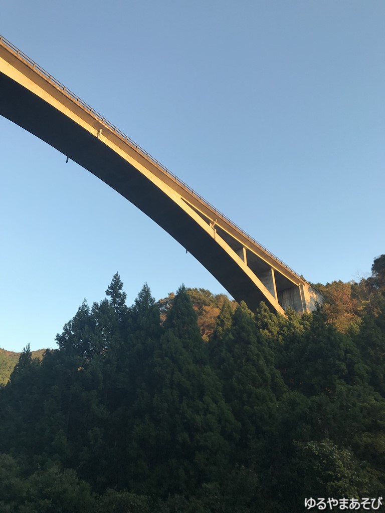 夕日に映える須津渓谷橋