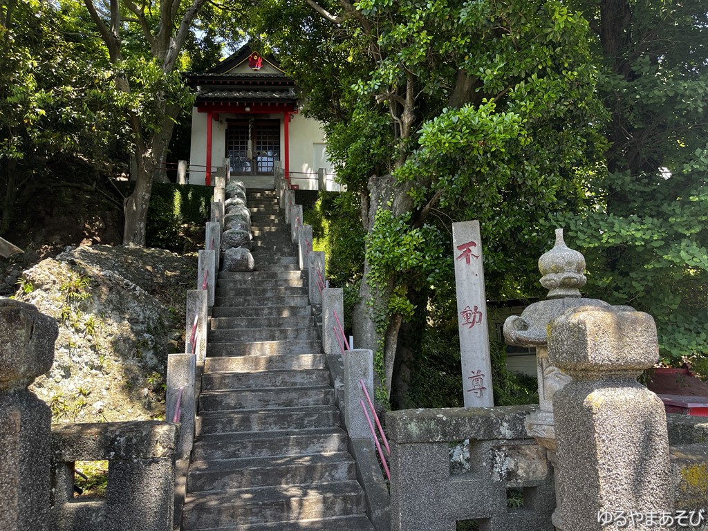 八幡神社（不動岩の上にあります）