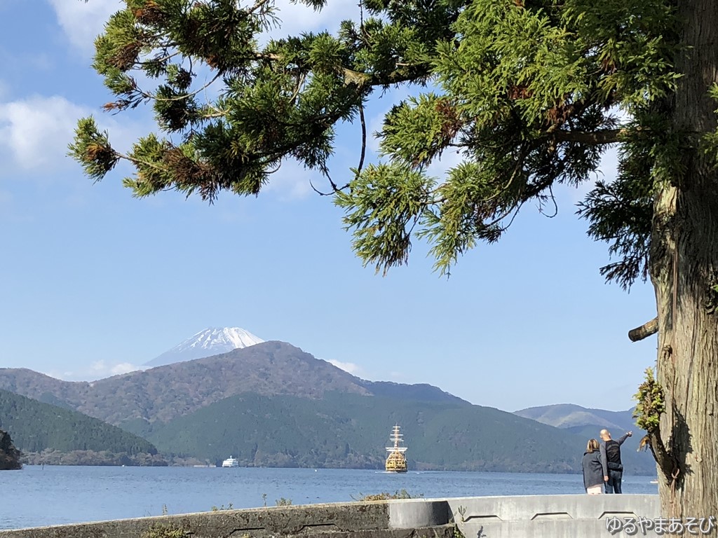 芦ノ湖畔と富士山