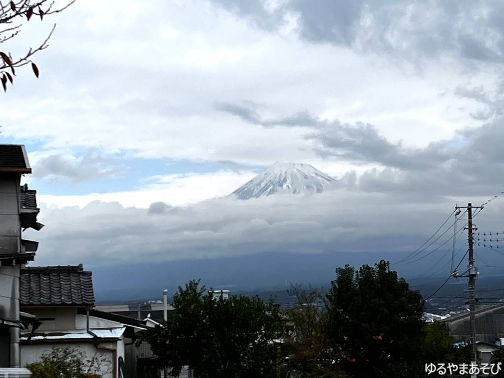 雲の間から覗く富士（左富士付近）
