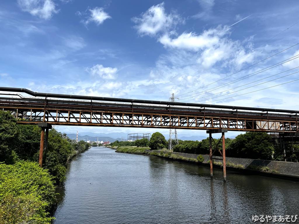 富士製紙工場に架かる鉄橋と沼川